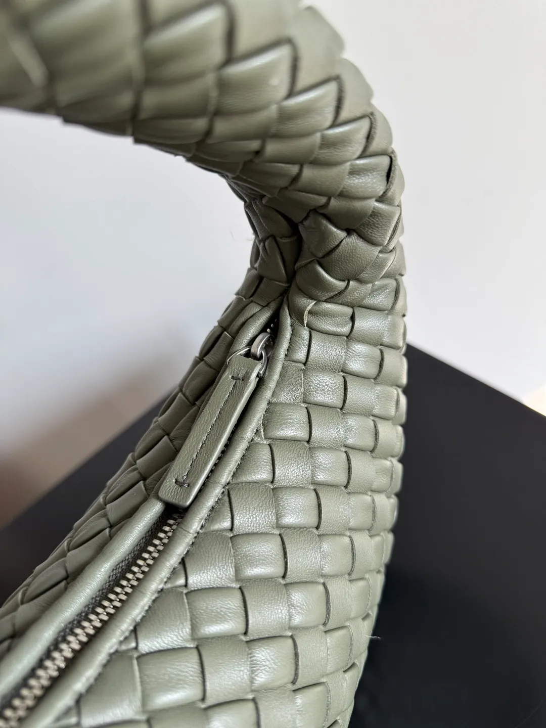 Batch 1720 BV Bottega Veneta's new early spring women's shoulder bag. The soft and delicate Hobo bag in small size is shipped! Many friends are waiting for this bag. It has a round shape and a large capacity. It can hold a 50-fold umbrella inside. Babies with a lot of daily items do not need to worry about the capacity of this bag. It is a practical bag for traveling and commuting. Although it is fluffy, it is soft and comfortable when carried on one shoulder. It has a modern and retro feel. Model No.: 856736 Size: 35*21*5cm